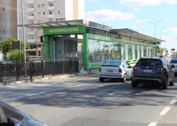Instalação da nova estrutura metálica do teto da Estação BRT Anhanguera na avenida das Amoreiras