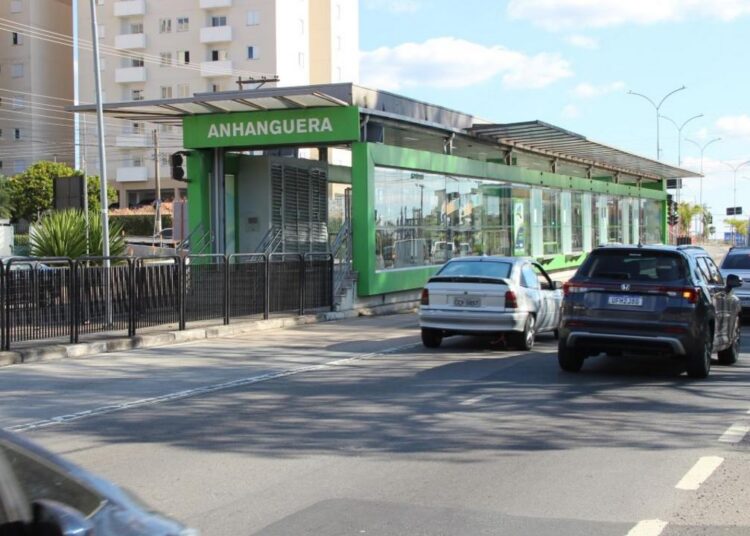 Instalação da nova estrutura metálica do teto da Estação BRT Anhanguera na avenida das Amoreiras