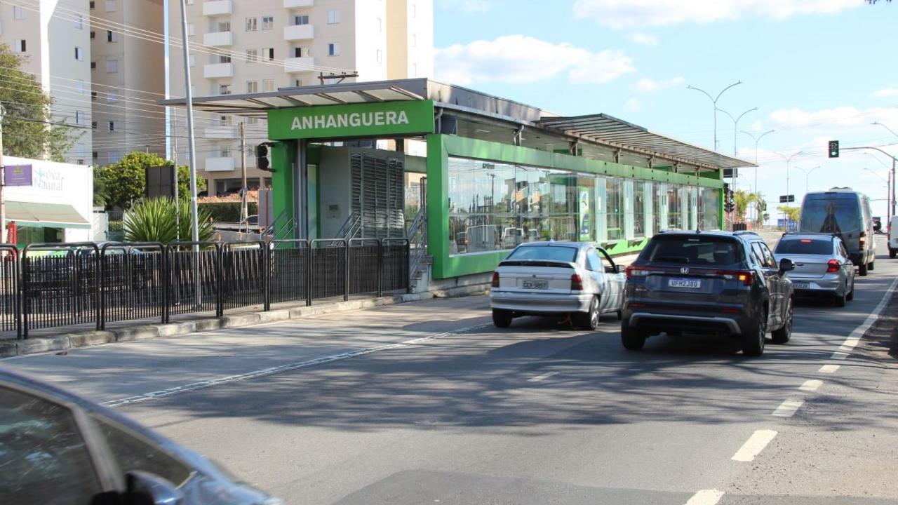 Instalação da nova estrutura metálica do teto da Estação BRT Anhanguera na avenida das Amoreiras