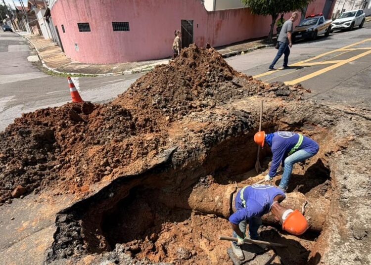 Trabalhos para reparo na galeria de águas pluviais e baias de estacionamento na Av. Isaura Roque Quércia