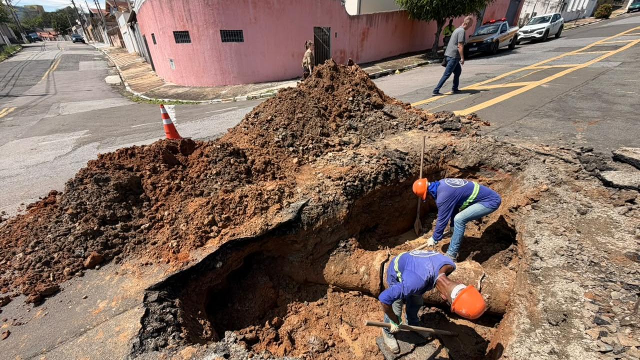 Trabalhos para reparo na galeria de águas pluviais e baias de estacionamento na Av. Isaura Roque Quércia