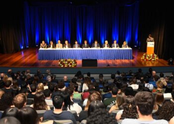 Auditório cheio durante o debate sobre modernização da Justiça na PUC Campinas