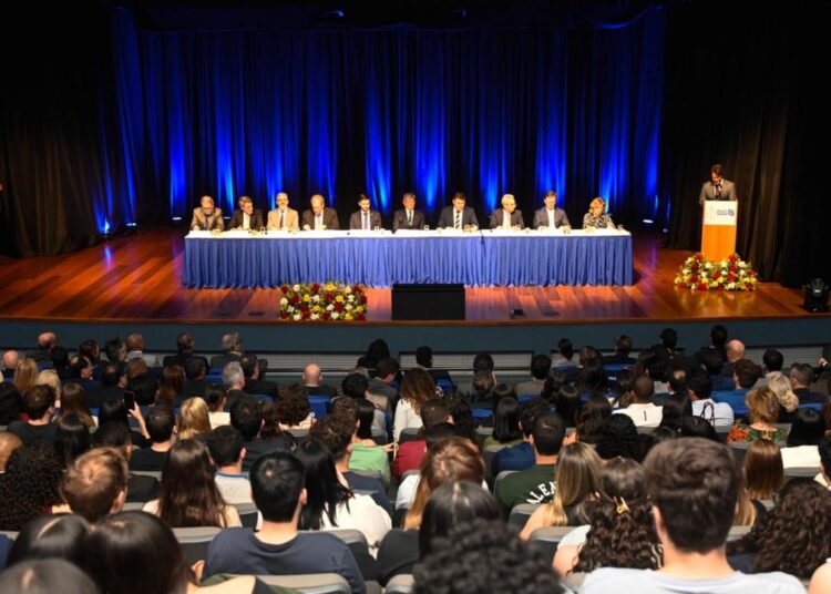 Auditório cheio durante o debate sobre modernização da Justiça na PUC Campinas