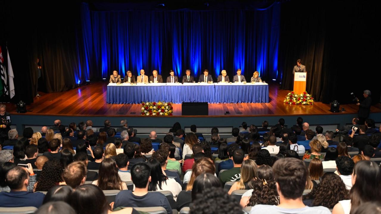 Auditório cheio durante o debate sobre modernização da Justiça na PUC Campinas
