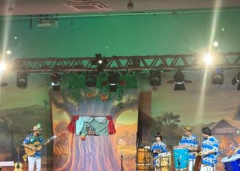 Musical Tamborzinho de Kalunga com mais de 300 estudantes no Teatro Bento Quirino