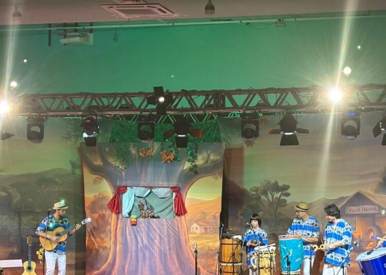Musical Tamborzinho de Kalunga com mais de 300 estudantes no Teatro Bento Quirino