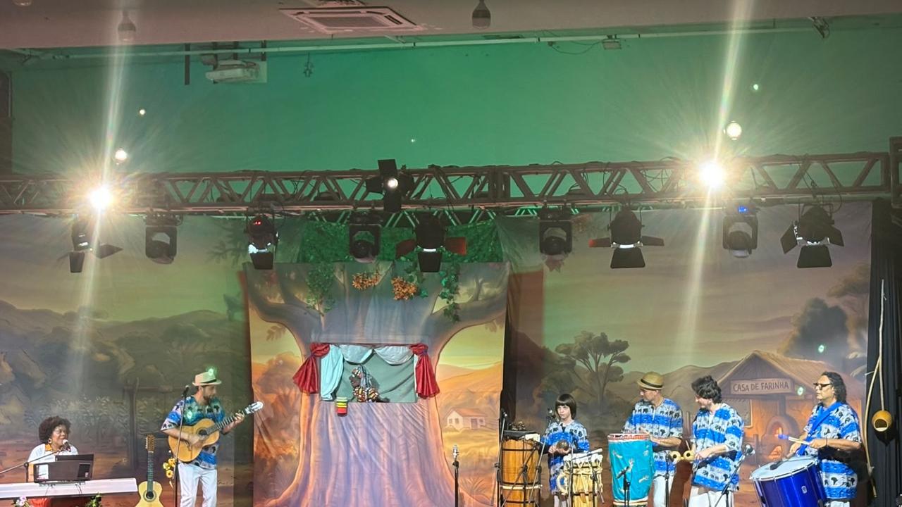 Musical Tamborzinho de Kalunga com mais de 300 estudantes no Teatro Bento Quirino