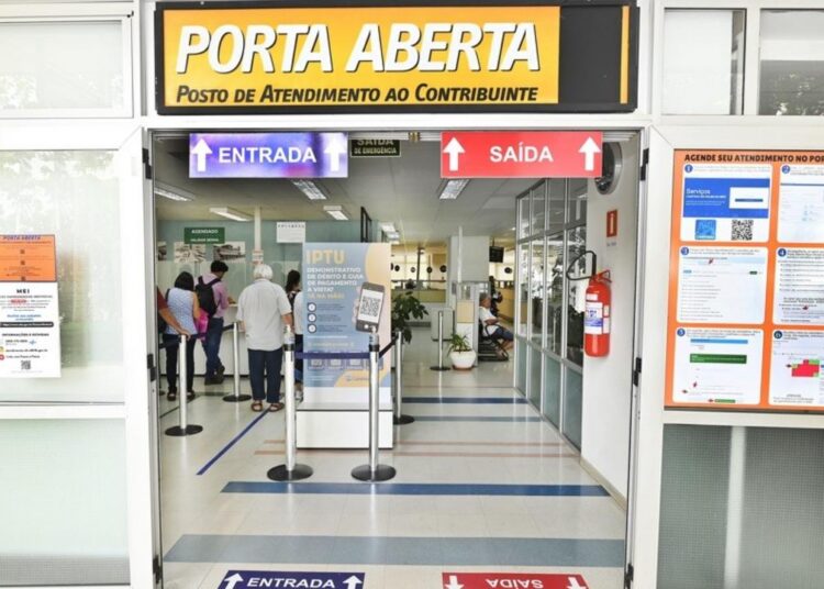 Contribuintes negociando débitos de IPTU conforme decisão judicial