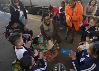 Crianças aprendendo sobre rotas afro na área de Educação