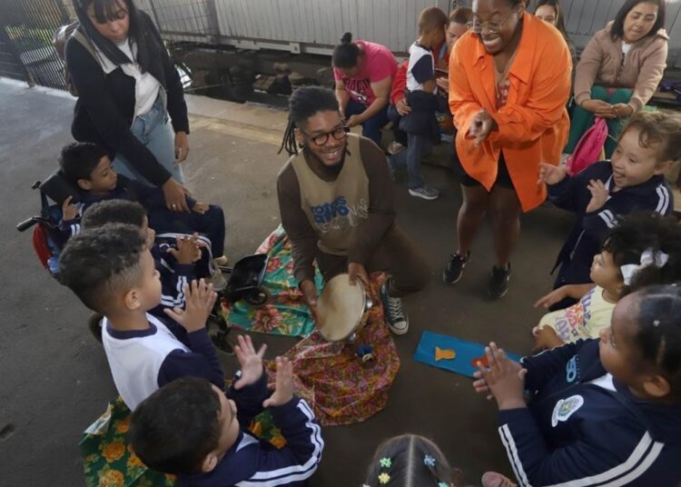 Crianças aprendendo sobre rotas afro na área de Educação