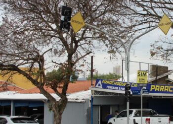 Novo semáforo instalado no cruzamento das ruas Dona Maria Umbelina Couto e Oswaldo Cruz