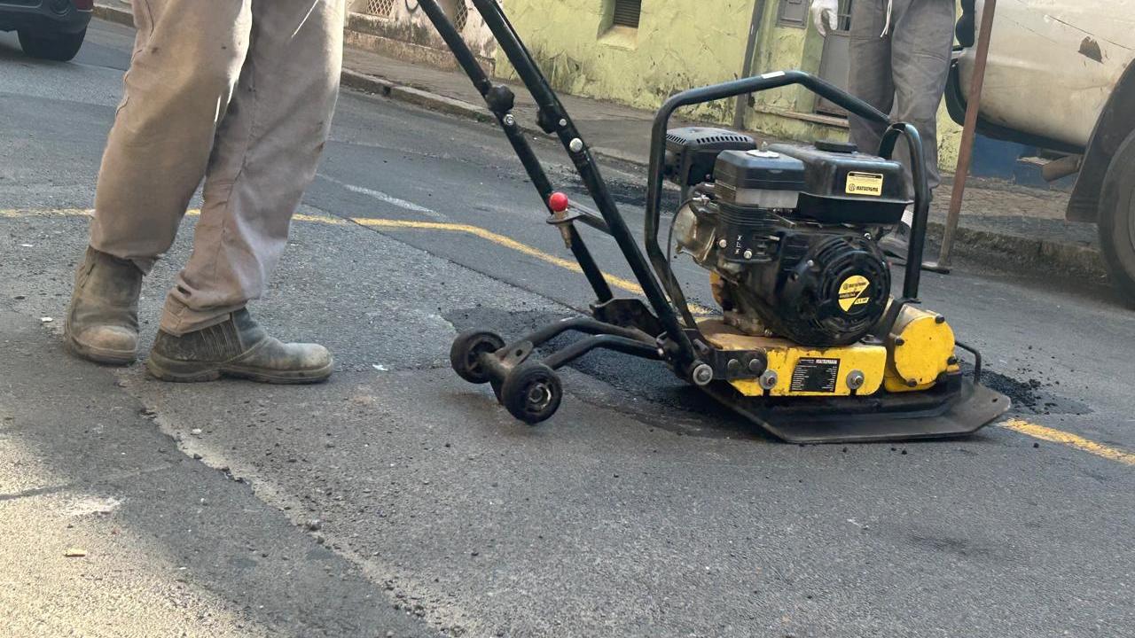 Rua Dr. Quirino no Centro recebe operação tapa-buracos e construção de passeio público na rua Pedro Paulo Colombari