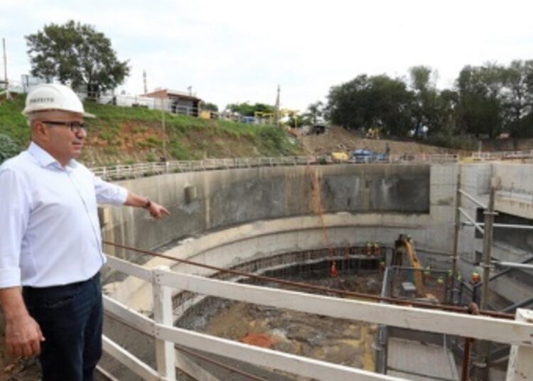 Prefeito visita obras complexas com escavações e estruturas de concreto