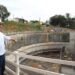 Prefeito visita obras complexas com escavações e estruturas de concreto