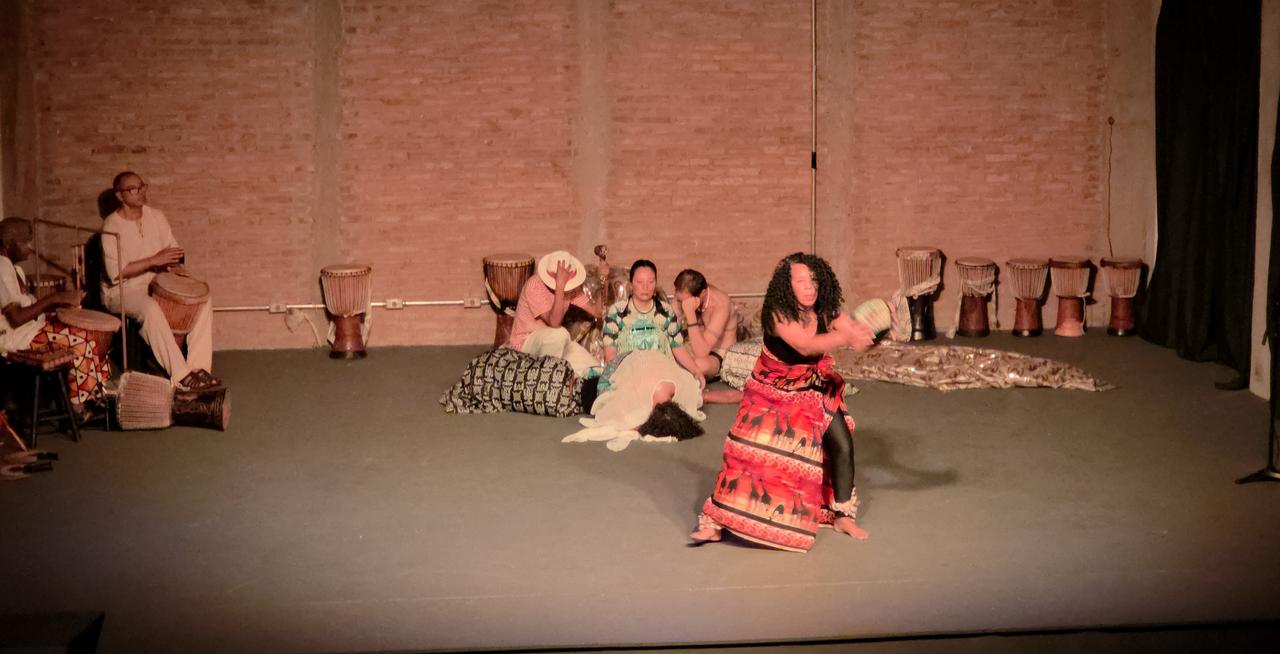 Experiência teórico-prática de dança negra contemporânea explorando memória e identidade