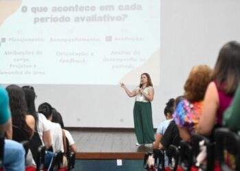 Oficina sobre direitos, deveres, estágio probatório e remuneração para novos servidores no Teatro Bento Quirino