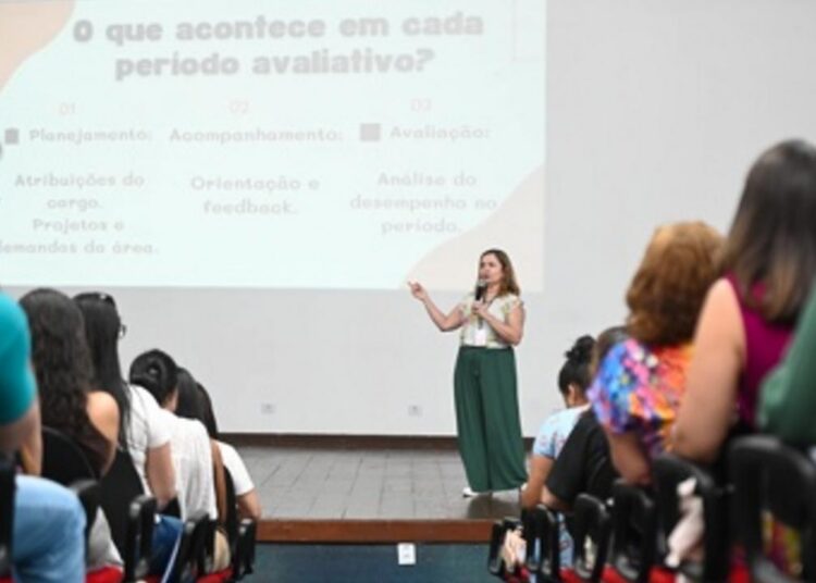Oficina sobre direitos, deveres, estágio probatório e remuneração para novos servidores no Teatro Bento Quirino