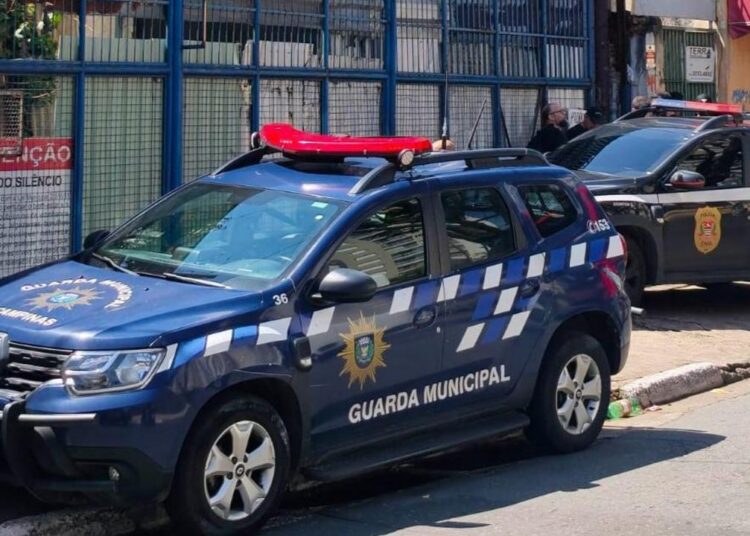 Equipes da Polícia Civil vistoriando estabelecimento na Chácara da Barra com fios e cabos apreendidos