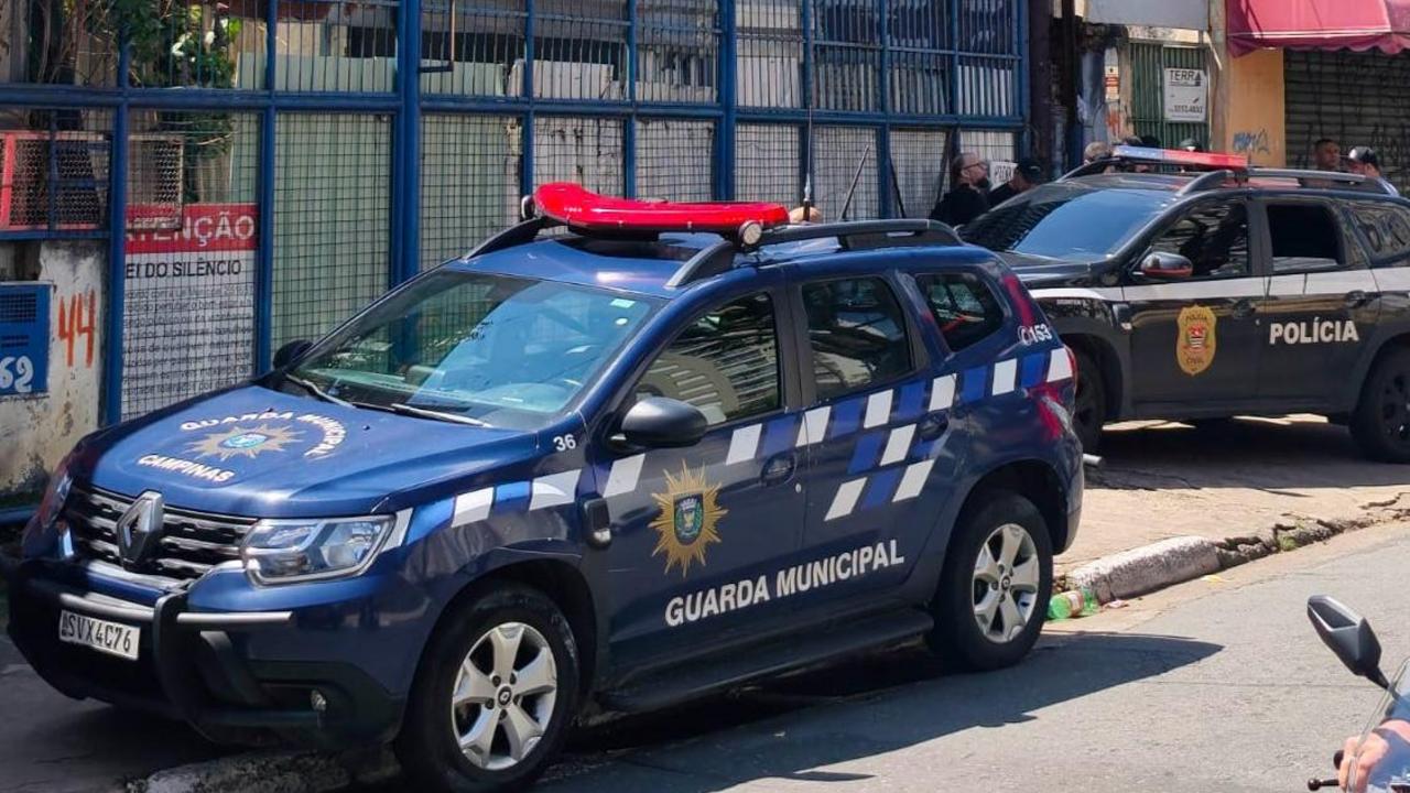 Equipes da Polícia Civil vistoriando estabelecimento na Chácara da Barra com fios e cabos apreendidos