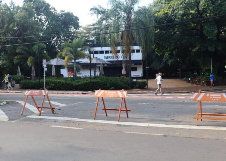 Bloqueios e orientação de trânsito durante circuito de corrida