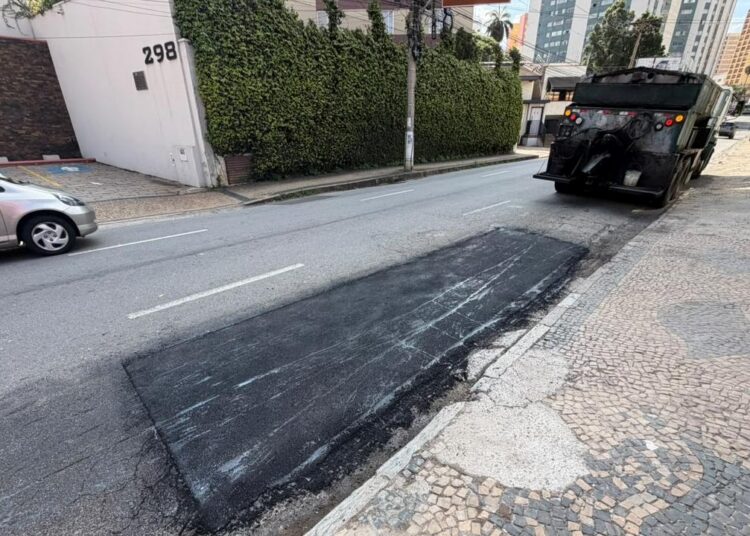 Munícipes sinalizando locais para operação tapa-buracos
