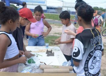 Oficina com atividades infantis e serviços de saúde na área do futuro parque inclusivo