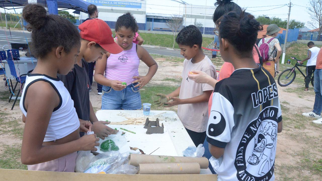 Oficina com atividades infantis e serviços de saúde na área do futuro parque inclusivo