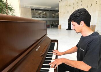 Piano instalado no hall do Paço Municipal frequentado diariamente por milhares de pessoas