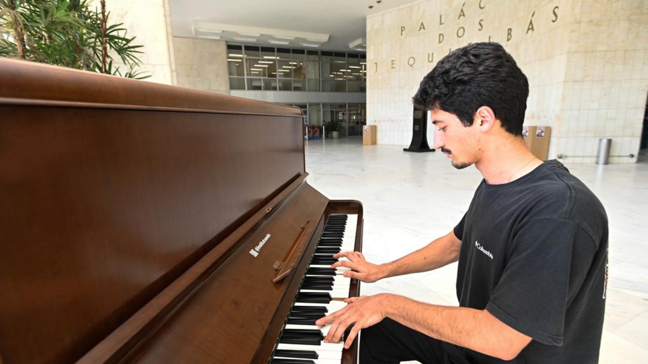 Piano instalado no hall do Paço Municipal frequentado diariamente por milhares de pessoas