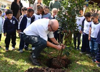 Prefeito Dário Saadi junto a mudas e equipe no início do plantio em escola