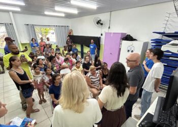 Prefeito Dário Saadi orienta moradores no CEI Recanto da Alegria durante evento