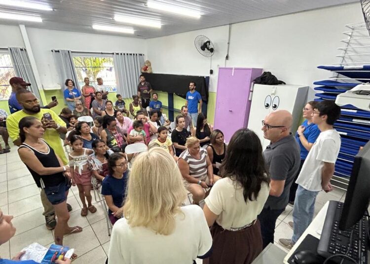 Prefeito Dário Saadi orienta moradores no CEI Recanto da Alegria durante evento