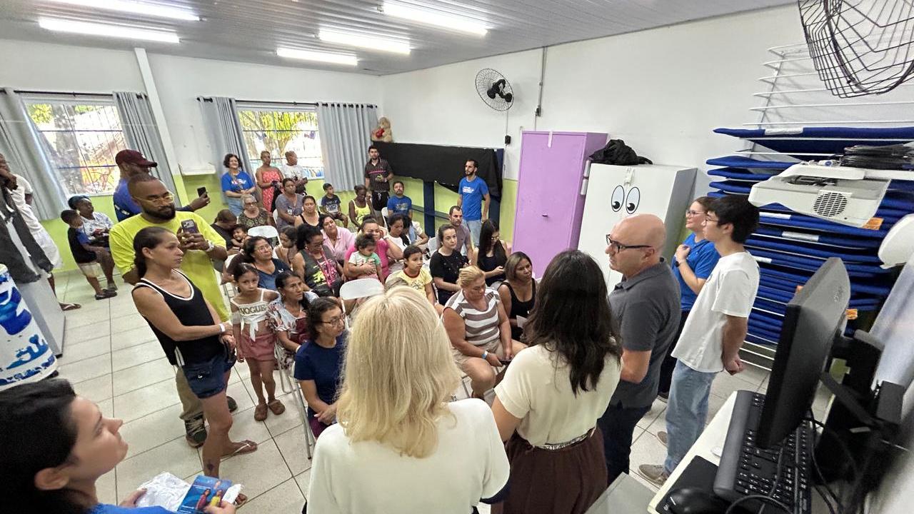 Prefeito Dário Saadi orienta moradores no CEI Recanto da Alegria durante evento