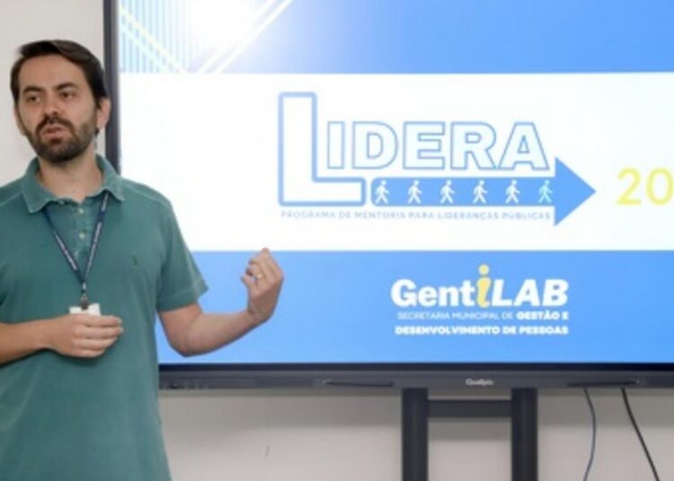 coordenador do GentiLab realiza dinâmica de integração com participantes entusiasmados