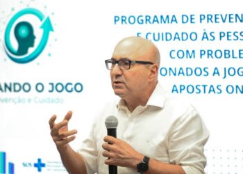 Prefeito, secretário de Saúde e secretária de Educação durante lançamento do programa de atendimento a apostas