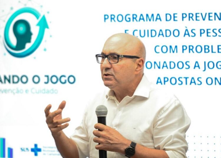 Prefeito, secretário de Saúde e secretária de Educação durante lançamento do programa de atendimento a apostas