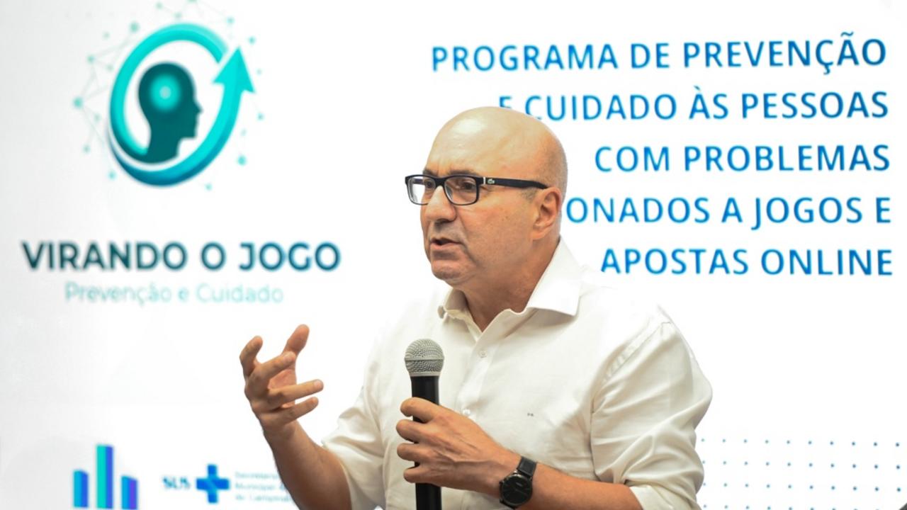 Prefeito, secretário de Saúde e secretária de Educação durante lançamento do programa de atendimento a apostas