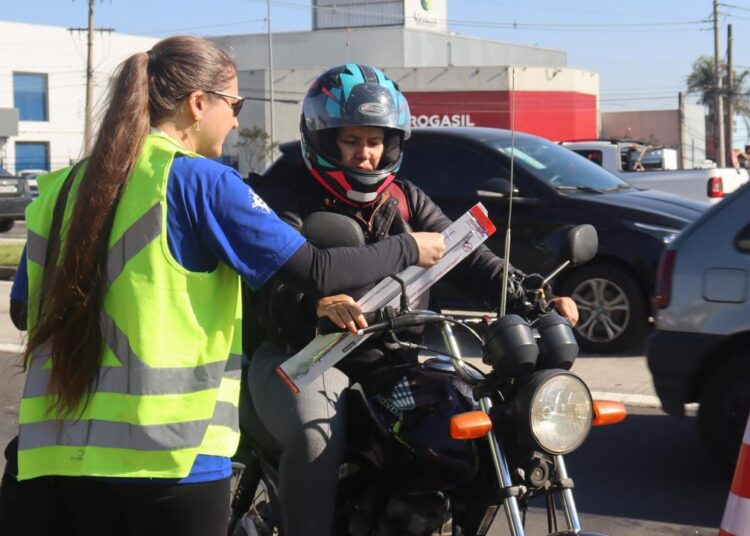Ações para conscientizar motociclistas e pedestres ocorrem em diversas regiões da cidade com redução nas mortes no trânsito