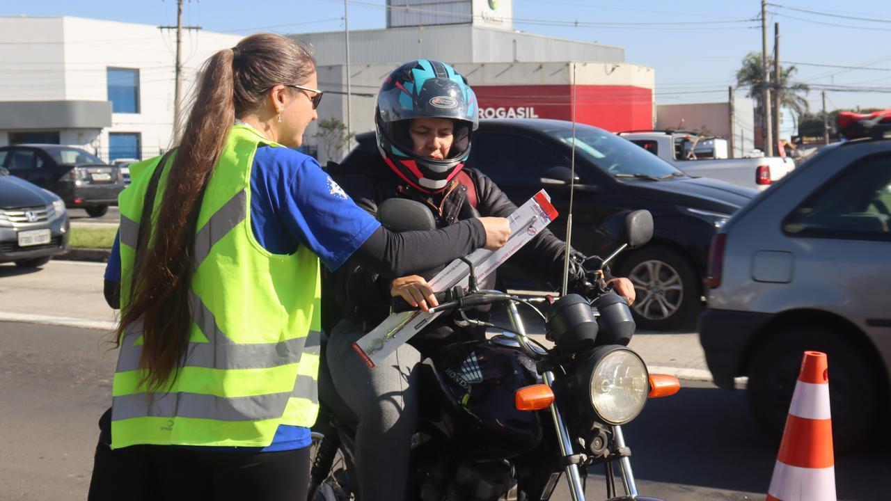 Ações para conscientizar motociclistas e pedestres ocorrem em diversas regiões da cidade com redução nas mortes no trânsito
