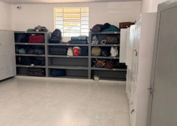 Bagageiro com estante de alvenaria para malas grandes e vestiários com cabines individuais e divisórias de granilite