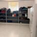 Bagageiro com estante de alvenaria para malas grandes e vestiários com cabines individuais e divisórias de granilite