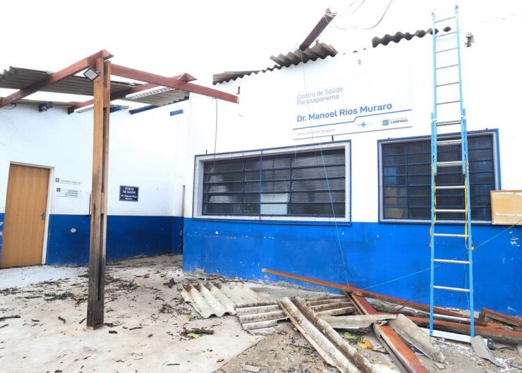 Unidade destelhada com entrada de água e fiação caída; reparos iniciados