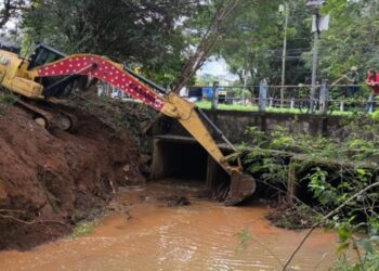 Trabalhadores ampliando escoamento de água pluvial próximo ao Bosque dos Jequitibás e limpeza de aduelas em Barão Geraldo