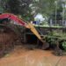Trabalhadores ampliando escoamento de água pluvial próximo ao Bosque dos Jequitibás e limpeza de aduelas em Barão Geraldo