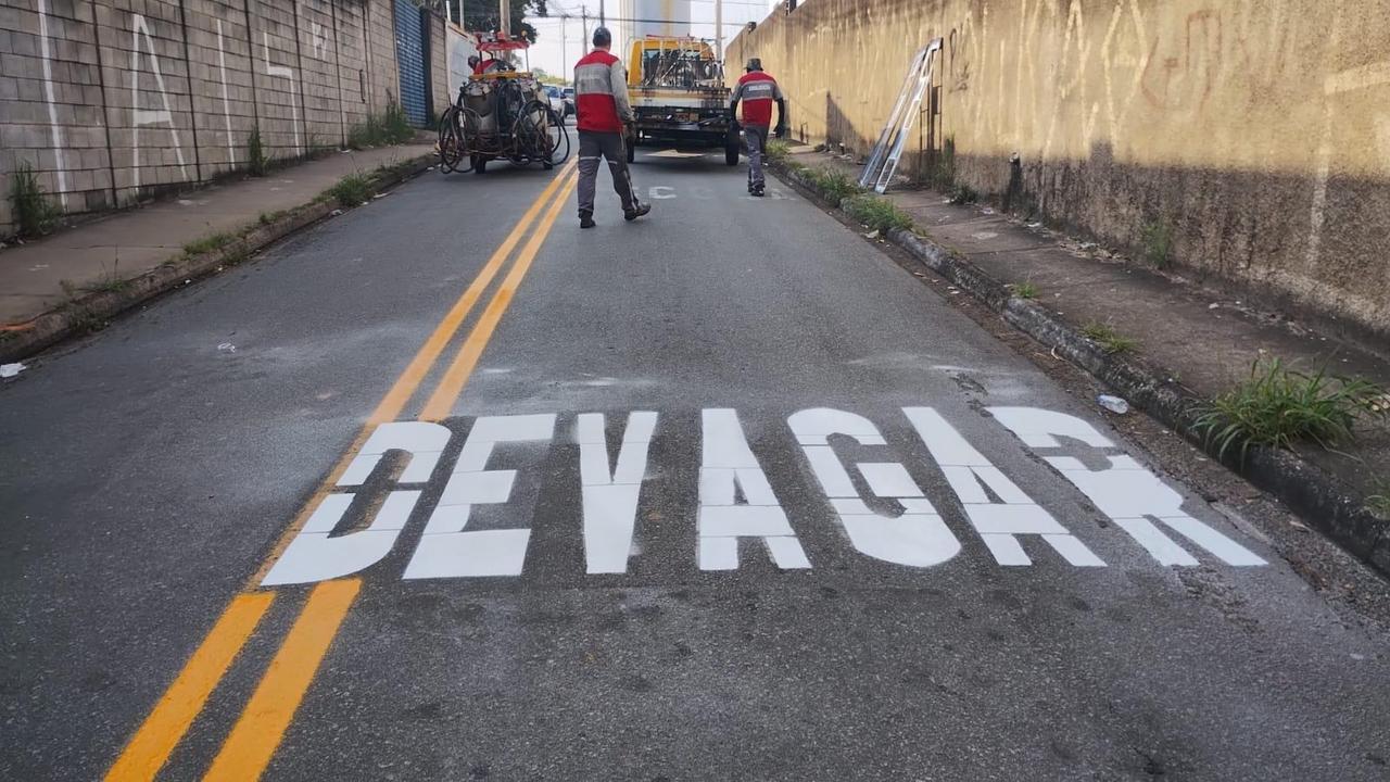 Ruas ao redor de unidade de ensino no Jd. Nova Boa Vista são contempladas com reforço de pintura de sinalização
