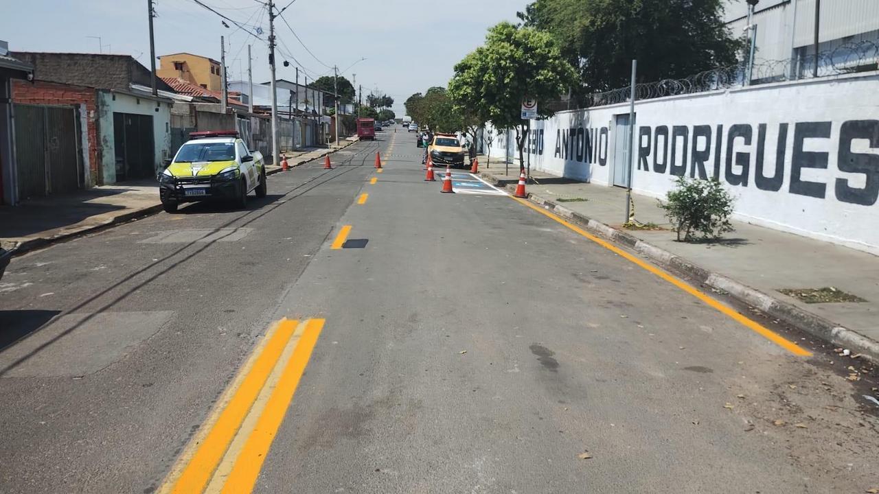 Ruas no entorno de colégio estadual no Jd. Amanda recebem mais uma etapa do reforço de sinalização
