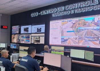 Equipe do Centro de Controle Operacional de Trânsito e Transporte monitorando ocorrências no feriado
