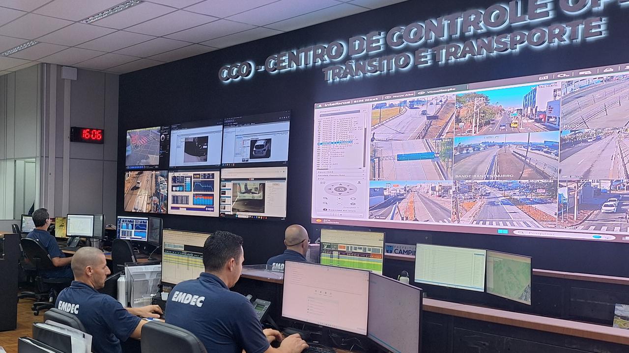 Equipe do Centro de Controle Operacional de Trânsito e Transporte monitorando ocorrências no feriado