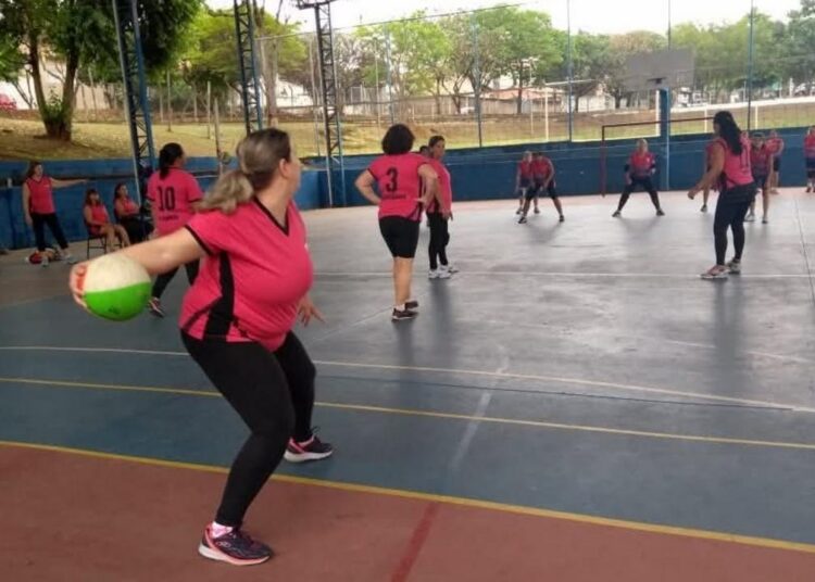 Voleibol adaptado com mulheres em atividade esportiva
