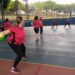 Voleibol adaptado com mulheres em atividade esportiva